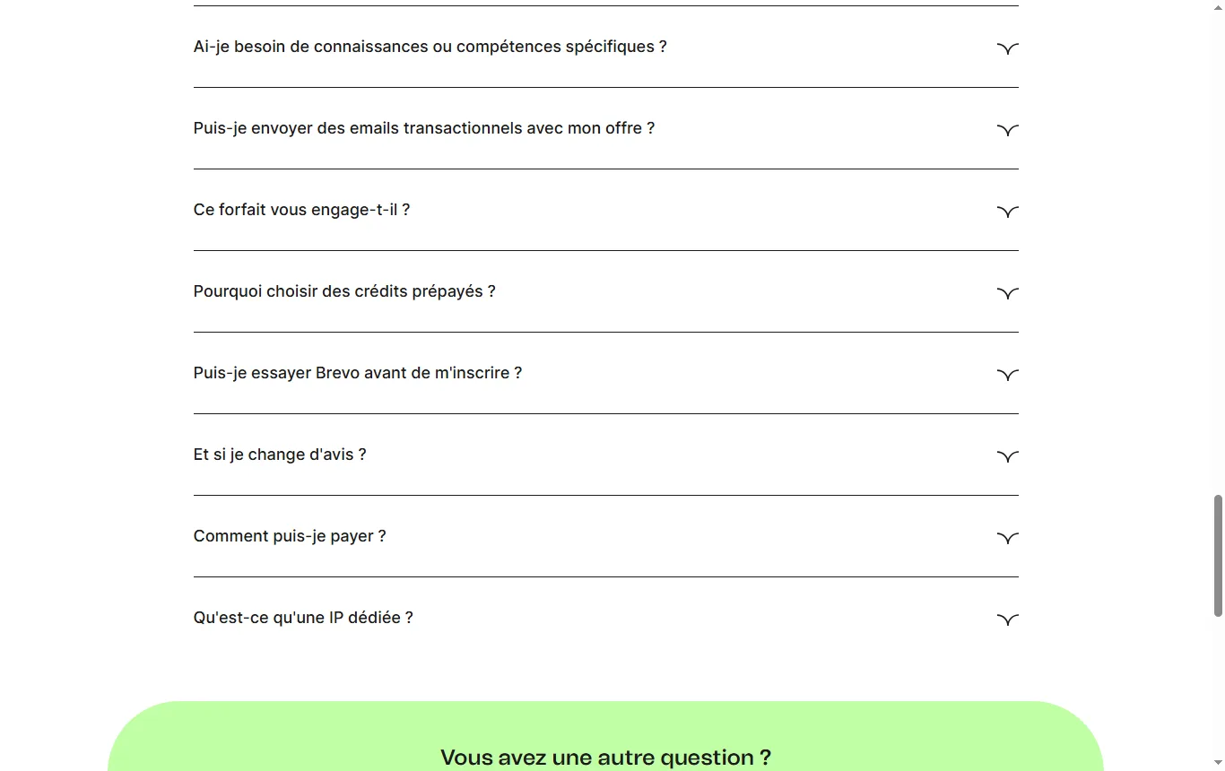 Capture de brevo.com : page tarifs de Brevo (brevo.com/fr/pricing), colonne de la formule gratuite et mention « 300 e-mails par jour » dans la FAQ