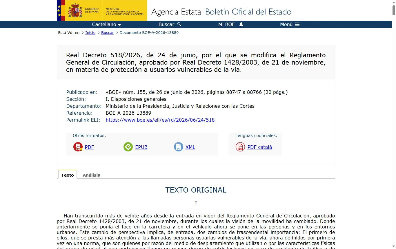 Captura de boe.es : Real Decreto 518/2026 en el BOE (boe.es/buscar/doc.php?id=BOE-A-2026-13889), nueva redacción del artículo 18, apartados 2 y 3, sobre cascos de audio, auriculares y dispositivos de telefonía